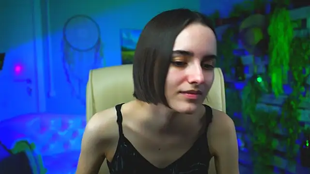 KateWillows online show from March 29, 8:14 am