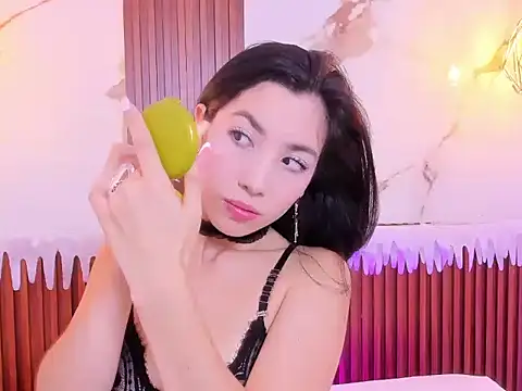 Snapshot of MiaLovely1 chatting on December 19, 7:32 pm MiaLovely1 online show from December 19, 7:32 pm