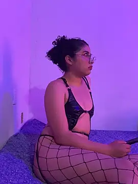 Snapshot of Arely-L1 chatting on February 6, 7:39 pm Arely-L1 online show from February 6, 7:39 pm