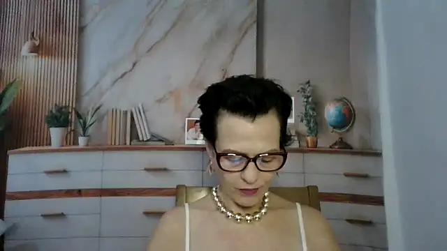 Snapshot of Luna-Hot0802 chatting on April 6, 1:12 pm Luna-Hot0802 online show from April 6, 1:12 pm