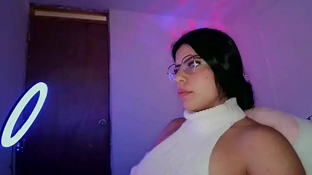 Snapshot of Adararouse1 chatting on February 16, 7:43 pm Adararouse1 online show from February 16, 7:43 pm