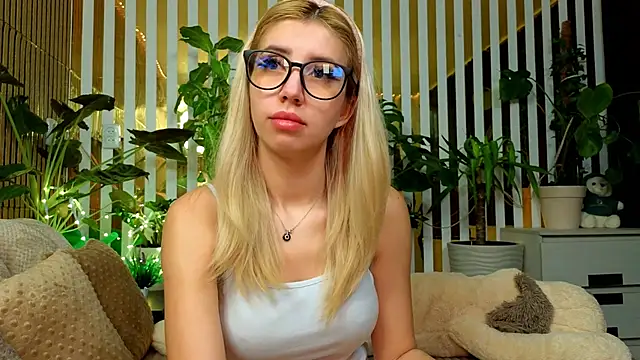 FlowweerGirl online show from December 5, 9:00 pm