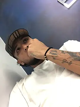 Snapshot of modeloxtz chatting on February 18, 1:12 am modeloxtz online show from February 18, 1:12 am