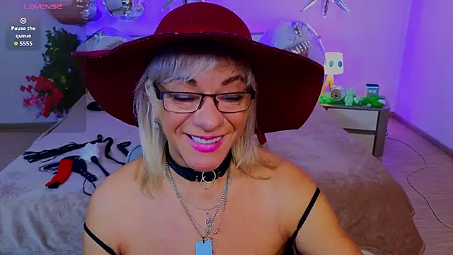 AnittaHarris  online show from April 1, 3:40 am