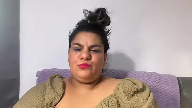 YoungCurvyLeah online show from August 1, 2:11 am