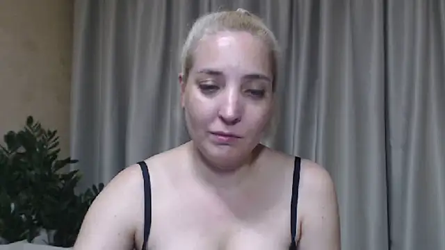 Snapshot of sweetpussy chatting on July 1, 5:23 pm sweetpussy online show from July 1, 5:23 pm