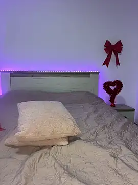 Snapshot of SashaLuvv chatting on February 15, 10:28 pm SashaLuvv online show from February 15, 10:28 pm