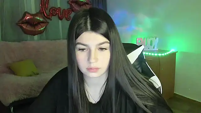 KisaModel online show from April 18, 5:28 pm