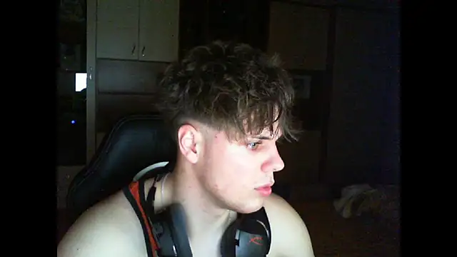 Snapshot of GymGuy0505 chatting on December 16, 10:37 pm GymGuy0505 online show from December 16, 10:37 pm