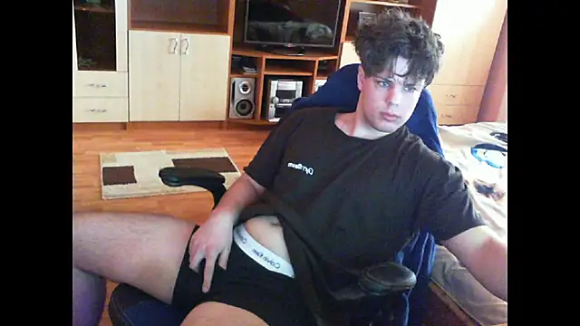 Snapshot of GymGuy0505 chatting on February 2, 9:19 am GymGuy0505 online show from February 2, 9:19 am