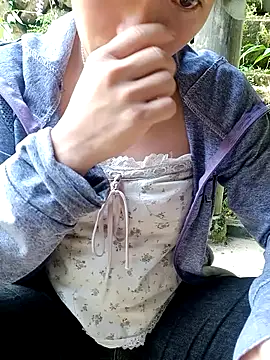 Snapshot of little-effy chatting on June 23, 10:02 am little-effy online show from June 23, 10:02 am