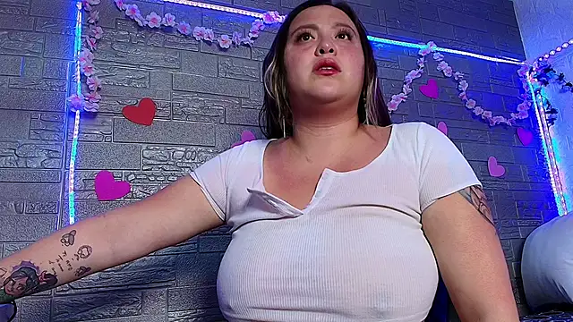 Snapshot of emma_honey__ chatting on December 17, 11:44 pm emma honey online show from December 17, 11:44 pm