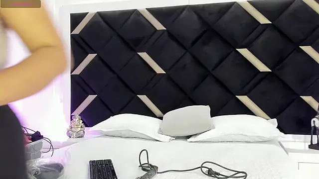 Lunara Vall online show from April 1, 7:33 pm