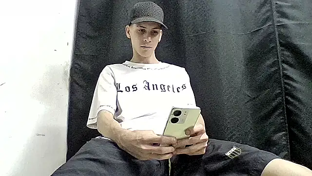 Snapshot of sam_hotttt_ chatting on January 8, 5:32 am sam hotttt online show from January 8, 5:32 am