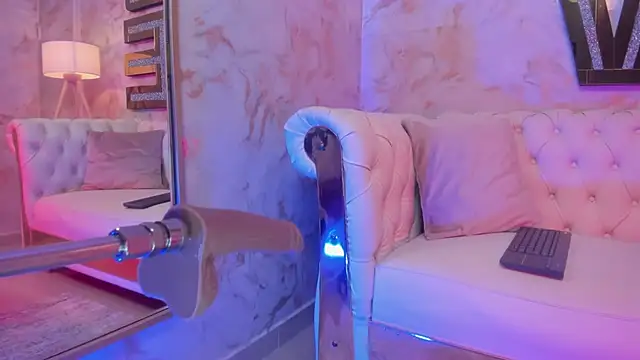 Snapshot of cheekybitch_ chatting on December 20, 3:57 am cheekybitch online show from December 20, 3:57 am