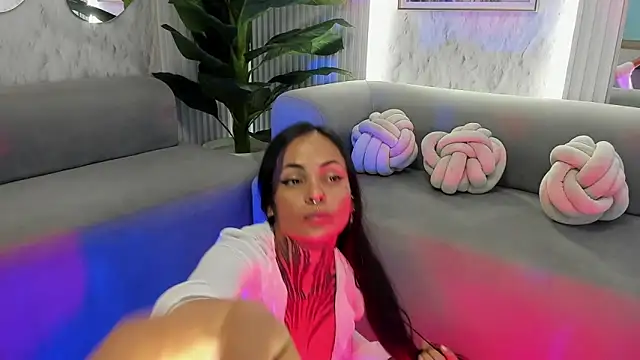 Snapshot of cheekybitch_ chatting on January 8, 3:09 am cheekybitch online show from January 8, 3:09 am