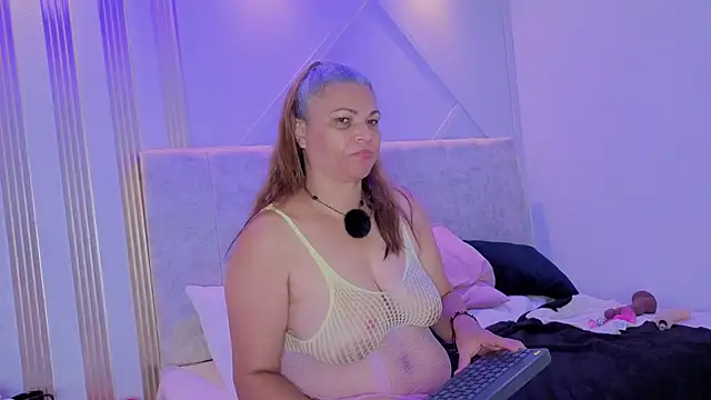 Snapshot of persefone_sky chatting on February 15, 9:19 am persefone sky online show from February 15, 9:19 am