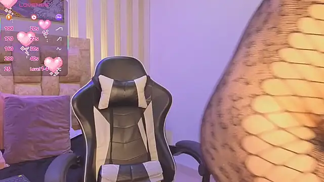 Snapshot of persefone_sky chatting on February 22, 3:40 am persefone sky online show from February 22, 3:40 am