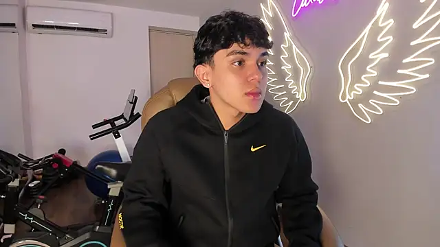  TaylorBlack online show from April 5, 11:40 am