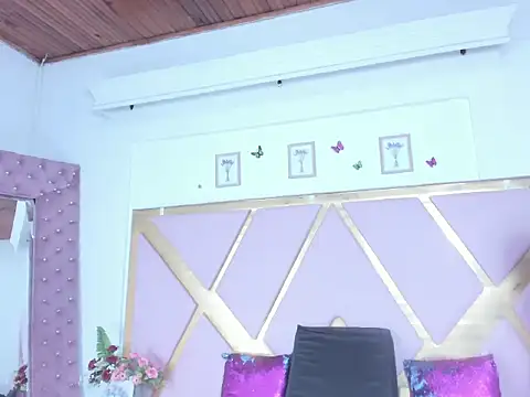 ShantallFoxxie online show from December 21, 12:45 pm