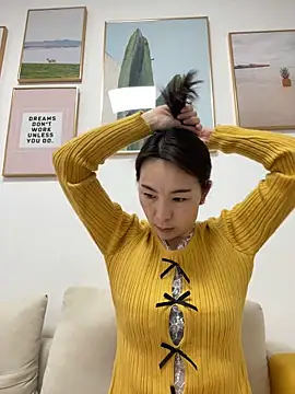 Snapshot of you-005 chatting on December 20, 2:07 am you-005 online show from December 20, 2:07 am