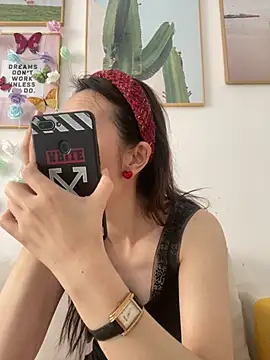 Snapshot of you-005 chatting on January 16, 2:26 am you-005 online show from January 16, 2:26 am