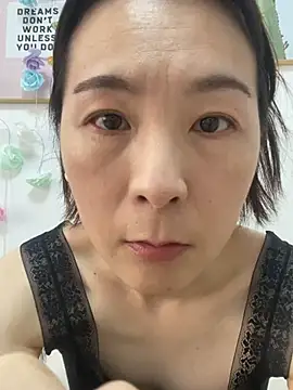 Snapshot of you-005 chatting on February 14, 2:19 am you-005 online show from February 14, 2:19 am