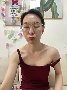 Snapshot of you-005 chatting on February 21, 2:12 am you-005 online show from February 21, 2:12 am