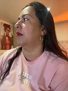 Snapshot of evelyn_harpeery chatting on July 15, 10:42 am evelyn harpeery online show from July 15, 10:42 am