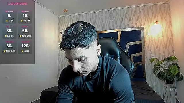 Noah Clarkk online show from April 17, 5:16 pm