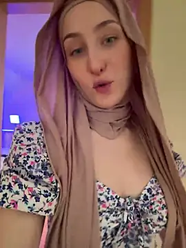 Snapshot of LuxBrunette_ chatting on June 20, 4:26 am LuxBrunette online show from June 20, 4:26 am
