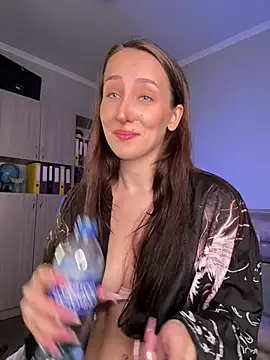 Snapshot of LuxBrunette_ chatting on June 29, 6:19 am LuxBrunette online show from June 29, 6:19 am