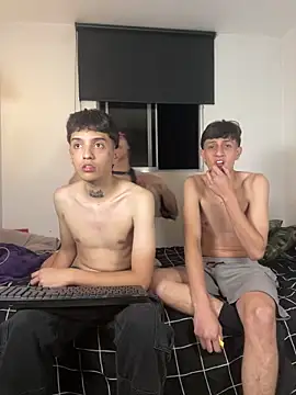 Snapshot of itselladoll chatting on February 22, 8:02 am itselladoll online show from February 22, 8:02 am