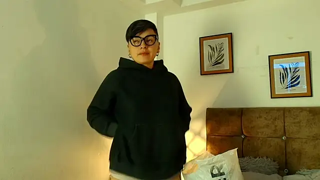 kat paradise online show from April 15, 12:12 pm