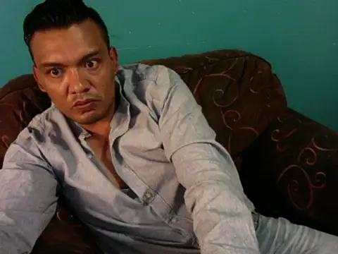 latinomoreno95 online show from May 16, 9:24 pm