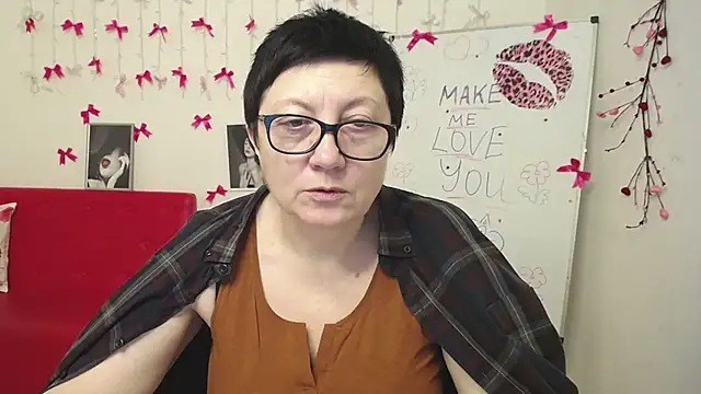 EmilyL0ve online show from February 26, 6:18 pm