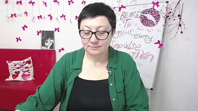 EmilyL0ve online show from March 14, 6:19 am