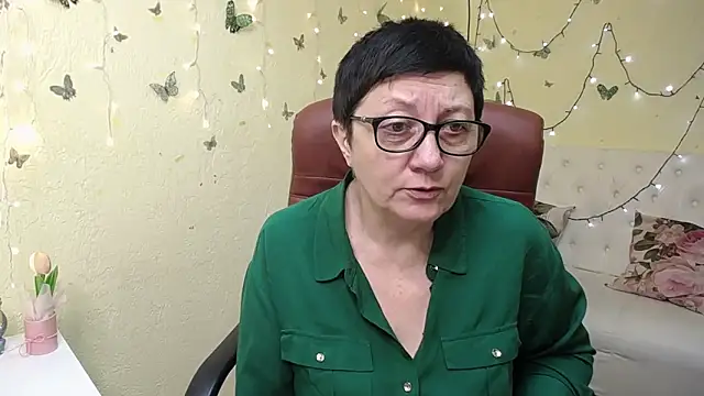 EmilyL0ve online show from March 22, 6:17 am