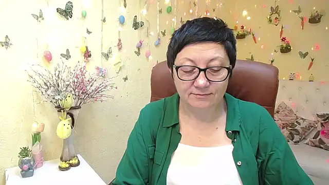 EmilyL0ve online show from April 12, 5:23 am