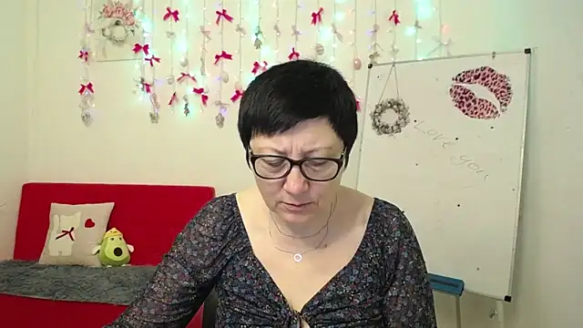 EmilyL0ve online show from April 13, 5:13 am