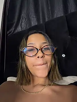 Snapshot of vicky_bass_ chatting on June 19, 3:00 am vicky bass online show from June 19, 3:00 am