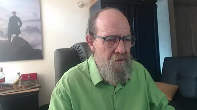 Snapshot of Uncle_Hottie chatting on July 3, 4:57 pm Uncle Hottie online show from July 3, 4:57 pm