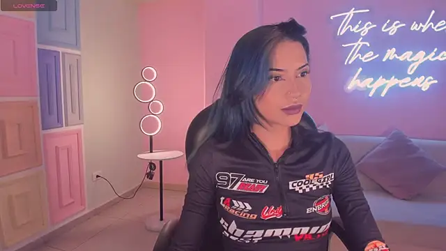 Snapshot of KayraLanne chatting on January 18, 3:32 am KayraLanne online show from January 18, 3:32 am