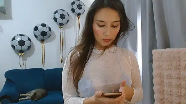 Snapshot of Almaglow_ chatting on June 18, 5:28 pm Almaglow online show from June 18, 5:28 pm