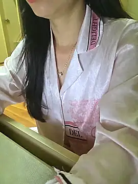 Snapshot of moon_baby99 chatting on February 12, 8:09 am moon baby99 online show from February 12, 8:09 am