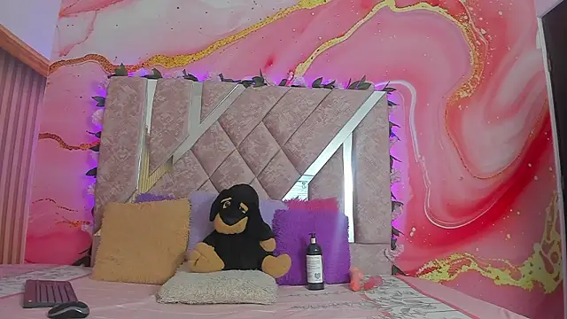 Snapshot of emily_velvet__ chatting on February 13, 6:15 pm emily velvet online show from February 13, 6:15 pm