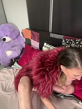 IssabelXO online show from April 14, 5:30 pm