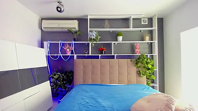 StephieRousee online show from March 9, 6:28 am