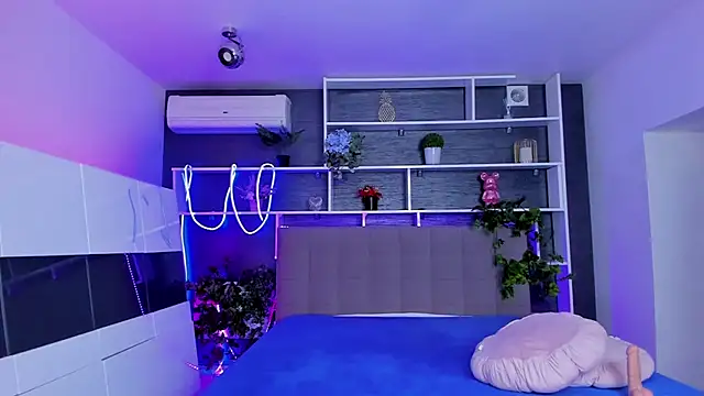 StephieRousee online show from April 6, 5:30 am