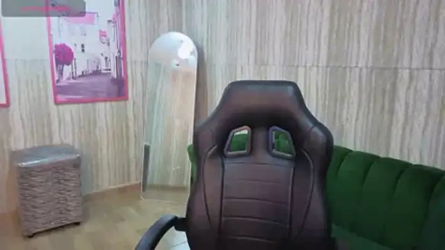 Snapshot of zarcasutra_t chatting on June 5, 12:55 pm zarcasutra t online show from June 5, 12:55 pm
